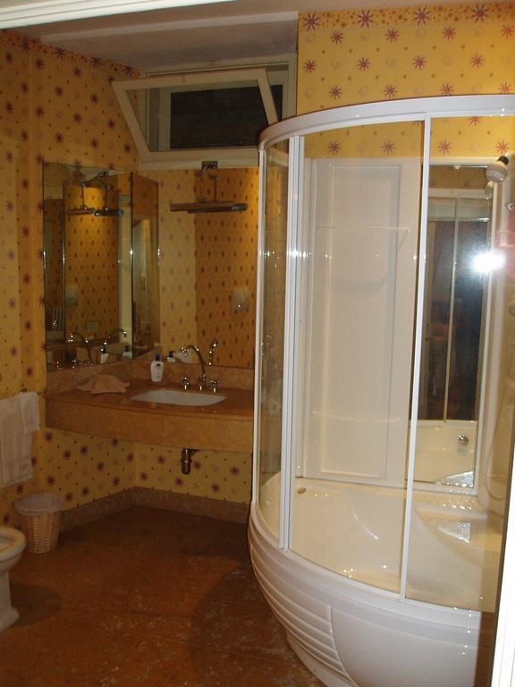 Castello Degli Angeli Hotel Carobbio degli Angeli Room photo